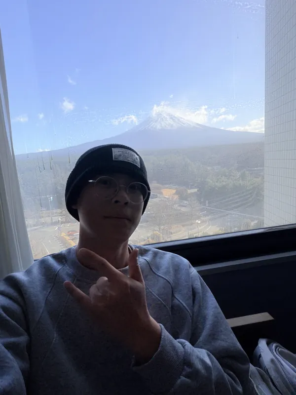 Hansel 在富士山前的肖像