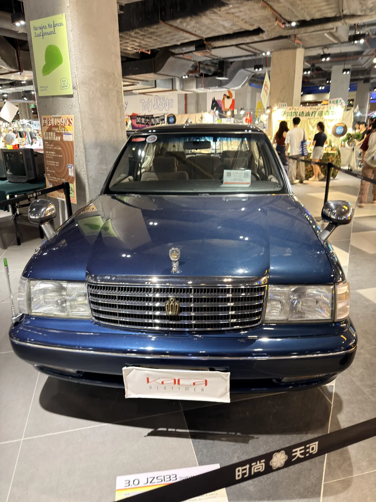 九十年代的旧车，在天河的灯光下停住时间。