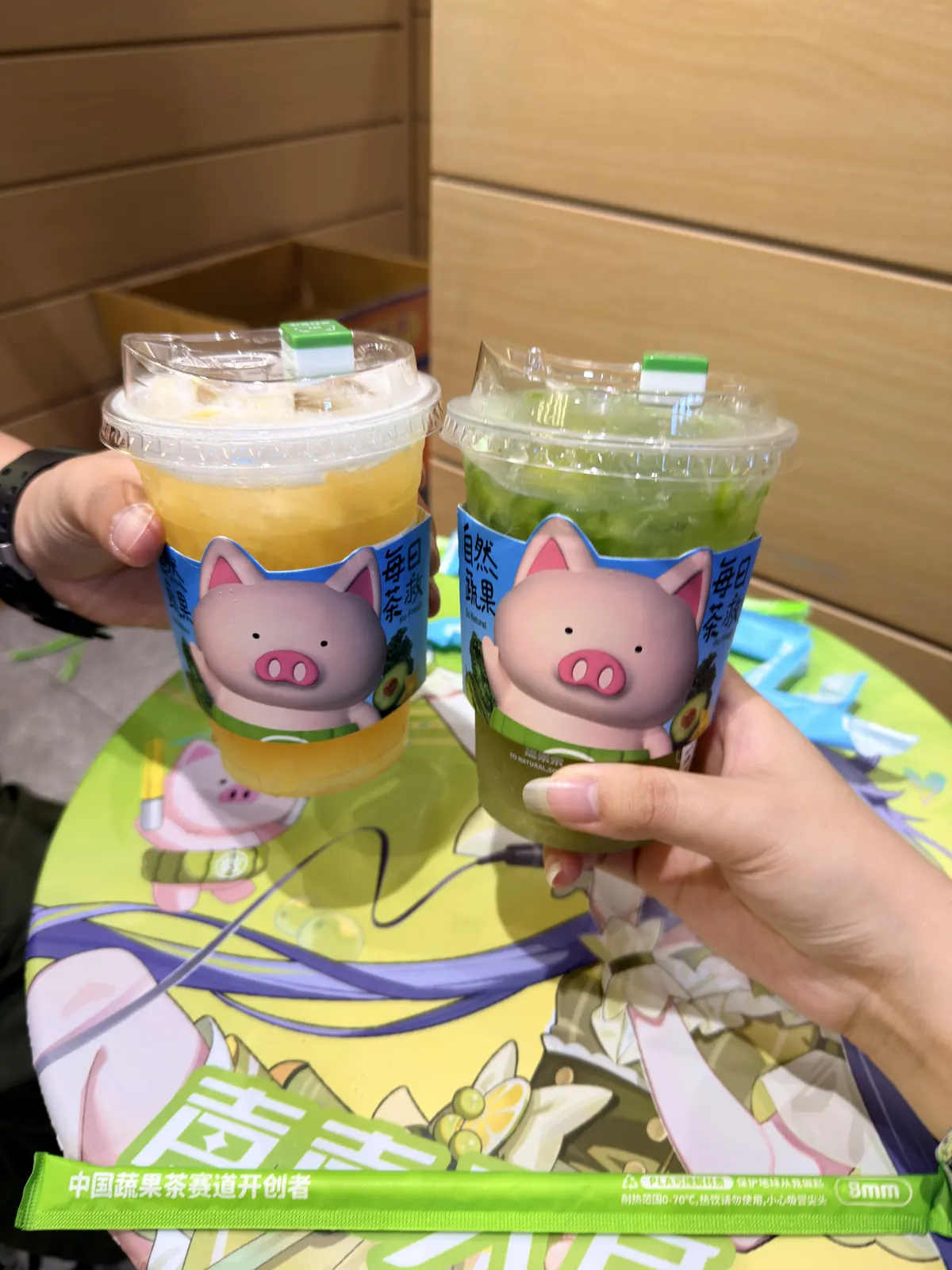 两杯果茶碰在一起，给盛夏添了一点清爽。