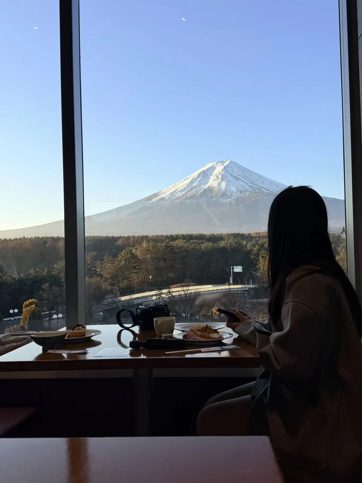 酒店餐厅窗前的人与富士山